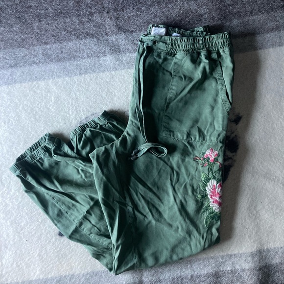 Anthropologie Pants - Anthropologie Embroidered Flower Power / Military lightweight pants - Medium